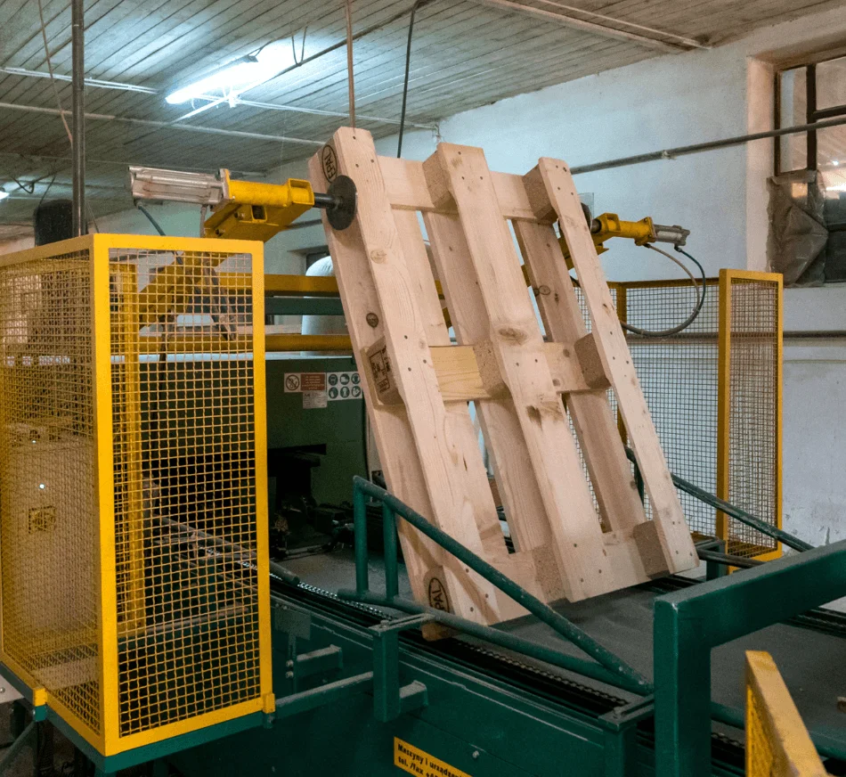 Wooden pallet assembly